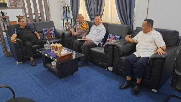 Ketua PGRI Palembang, Dr H Ahmad Zulinto SPd MM melakukan koordinasi pembahasan soal perseteruan guru--wali siswa SMKN 7 Palembang pada Rabu 15 Oktober 2025.