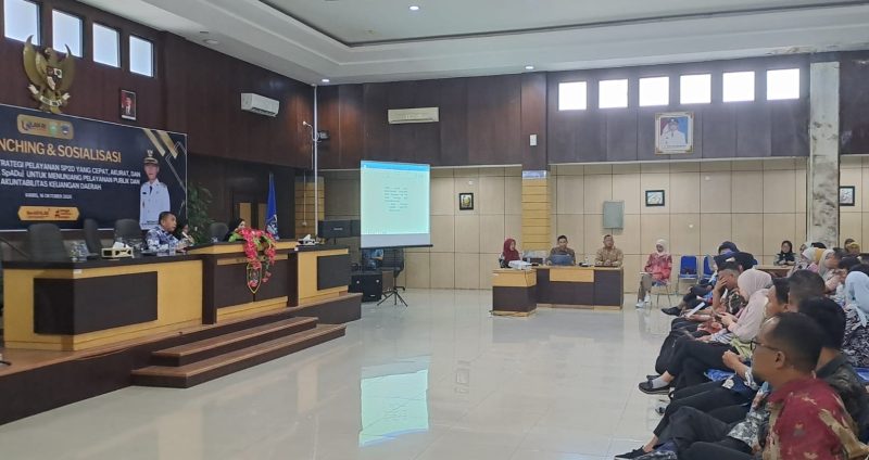 Kepala BPKAD OKU Timur, Agustian Pahrimale SH MH saat launching dan sosialisasi implementasi strategi SimPle SPaDu Untuk Menunjang Pelayanan Publik dan Akuntabilitas Keuangan Daerah, di Ruang Bina Praja, Pemkab OKU Timur, Kamis 16 Oktober 2025