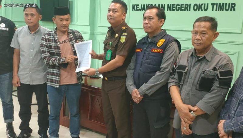 Aliansi Masyarakat Komering OKU Timur [AMKOT] menyerahkan aspirasi kepada Kejalsaan Negeri [Kejari] OKU Timur, Selasa 21 Oktober 2025.