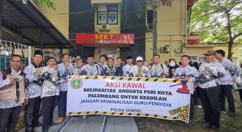 Ketua PGRI Kota Palembang Dr H Ahmad Zulinto SPd MM turun langsung mendampingi guru yang terdampak menggeruduk Polrestabes, Kamis 23 Oktober 2025.