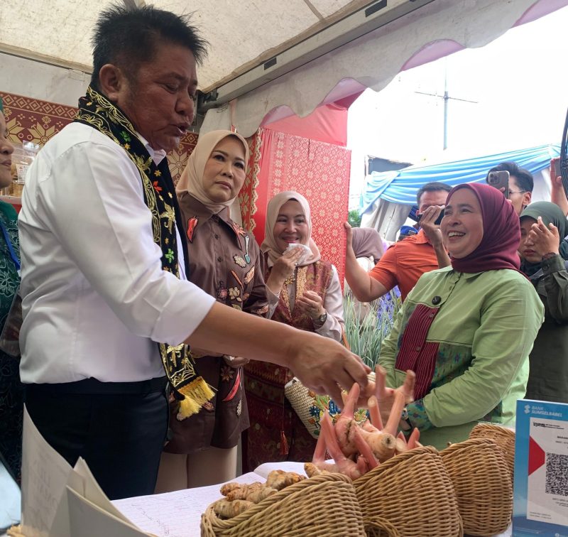 Ketua TP-PKK Kota Palembang, Dewi Sastrani Ratu Dewa, menghadiri Festival Rempah Sumatera Selatan 2025 di lapangan Palembang Trade Center [PTC] Mall, Jumat 24 Oktober 2025.