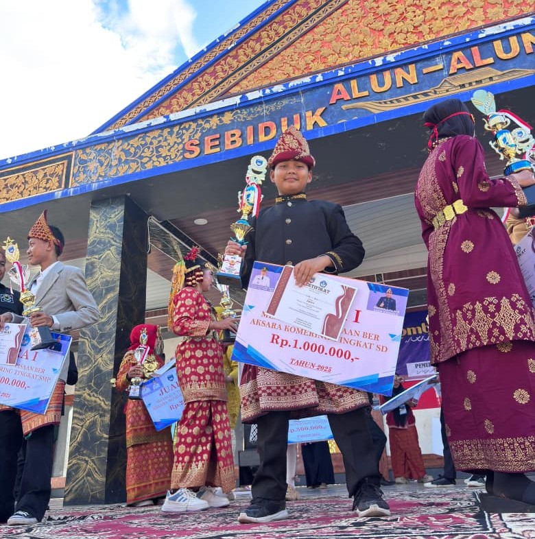 Liyu Toricko, siswa SD Negeri 10 Martapura, berhasil menduduki posisi Juara 1 Lomba Pisaan Beraksara Komering Tingkat SD, yang Digelar di belitang pada Senin 27 Oktober 2025.