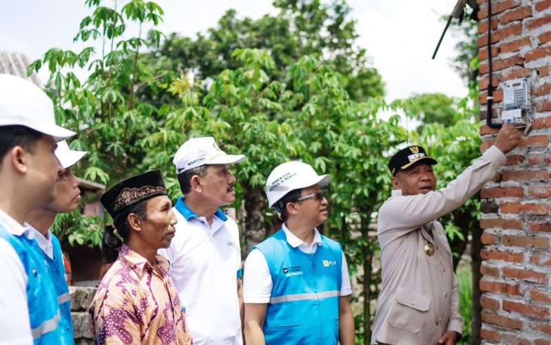 Keceriaan warga makin lengkap dengan kehadiran Bupati Tulungagung Gatut Sunu Wibowo dan Direktur Retail dan Niaga PLN, Adi Priyanto, yang datang langsung dalam prosesi penyalaan listrik di Desa Bukur pada Jumat [17/10] lalu.