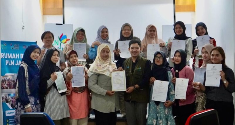 Rumah BUMN PLN Jambi dianugerahi apresiasi penghargaan dari Gubernur Dr H Al Haris SSos MH, Selasa 28 Oktober 2025.