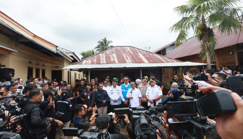 Kementerian Energi dan Sumber Daya Mineral [ESDM] bersama PT PLN [Persero] menyalurkan bantuan pasang baru listrik [BPBL] untuk 112 keluarga prasejahtera di Kabupaten Minahasa, Sulawesi Utara. Terlebih hal itu merupakan program strategis 