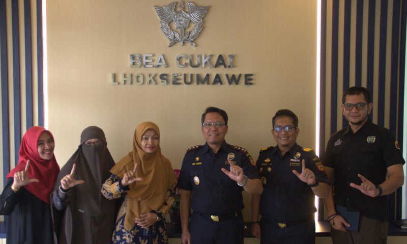 Kantor Pengawasan dan Pelayanan Bea dan Cukai Tipe Madya Pabean C [KPPBC TMP C] menyambut kedatangan tiga dosen [tim peneliti] dari Fakultas Ekonomi dan Bisnis Islam Universitas Islam Negeri [UIN] Sultanah Nahrasiyah Lhokseumawe pada Rabu 29 Oktober 2025.