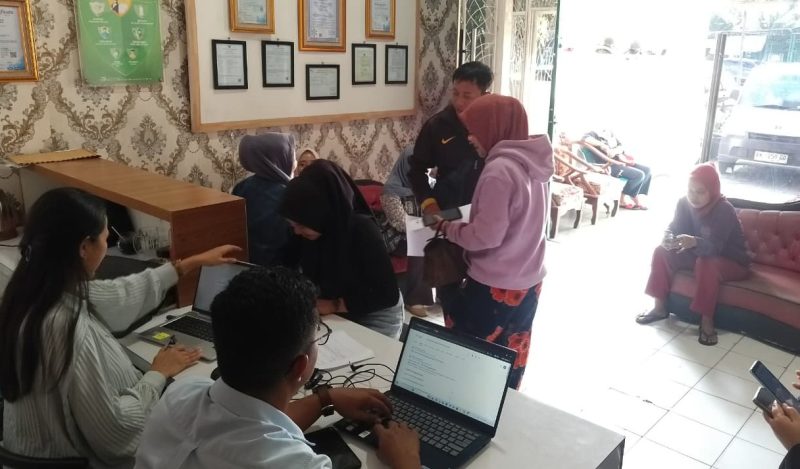Petugas BPJS Ketenagakerjaan turun langsung ke lapangan untuk mengenalkan sekaligus membantu aktivasi aplikasi JMO di ponsel para pekerja PT Tri Bhala Chakti, Rabu 29 Oktober 2025.