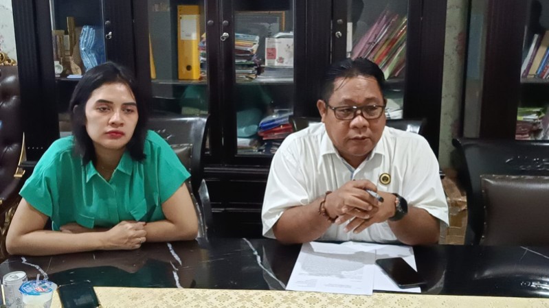 Penasihat hukum pelapor, Bagoes Edy Gunawan, SH MH bersama Raden Ayu Widya Sari SH MH, memberikan keterngan pers seputar kliennya merugi dalam proyek IPAL Palembang mencapai Rp7 miliar.