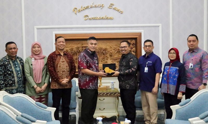 Sekda Aprizal Hasyim saat menerima audiensi bersama Deputi Direksi Bidang Komunikasi Organisasi BPJS Kesehatan, M Iqbal Anas Ma'ruf di ruang rapat Sekda Kota Palembang pada Kamis 6 November 2025.