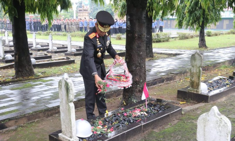 Khidmat Kapolda Irjen Pol Andi Rian R Djajadi SIK MH bersama jajaran Forum Komunikasi Pimpinan Daerah [Forkopimda] Sumsel mengikuti Upacara Ziarah Nasional di Taman Makam Pahlawan [TMP] Ksatria Siguntang Palembang, Senin 10 November 2025, meski dihiasi rintik hujan pagi hari.