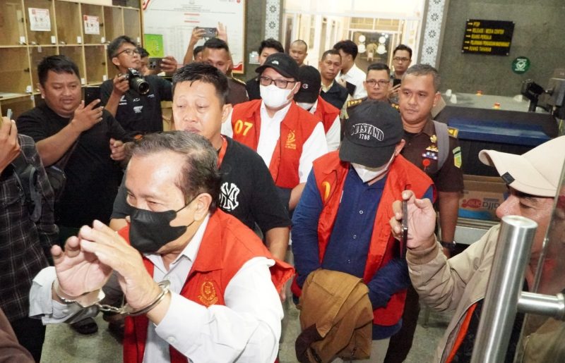 Kejaksaan Tinggi Sumatera Selatan [Kejati Sumsel] menyeret enam tersangka dalam kasus korupsi soal fasilitasi pemberian kredit dari Bank Rakyat Indonesia [BRI] kepada PT Buana Sriwijaya Sejahtera [BSS] dan PT Sri Andal Lestari [SAL] dengan didasari surat perintah penyidikan, Senin 10 November 2025. Ulah keenam tersangka mengakibatkan kerugian negara senilai Rp1,6 triliun.