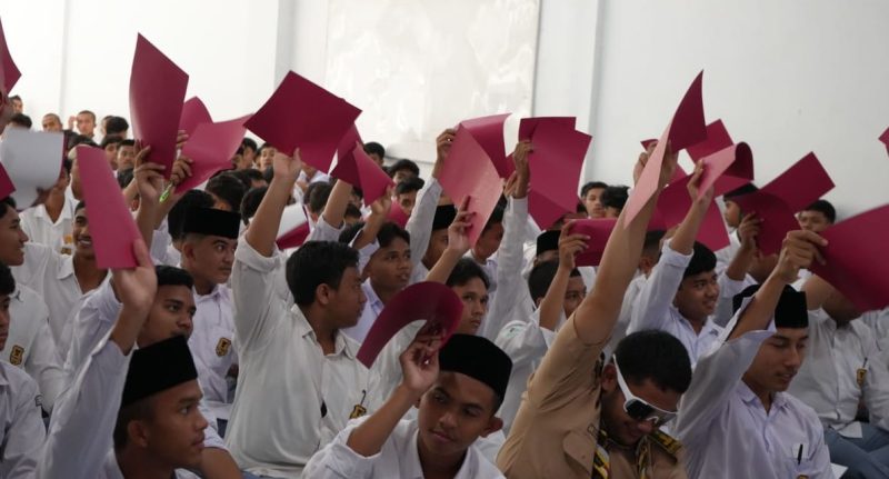 Kemenkeu Mengajar KM 10 tak hanya pelajar SMA Negeri 10, namun juga menyasar puluhan santri Madrasah Aliyah Ulumuddin Lhokseumawe pada Senin 10 November 2025. [Foto: Kanwil Bea Cukai Aceh/red]
