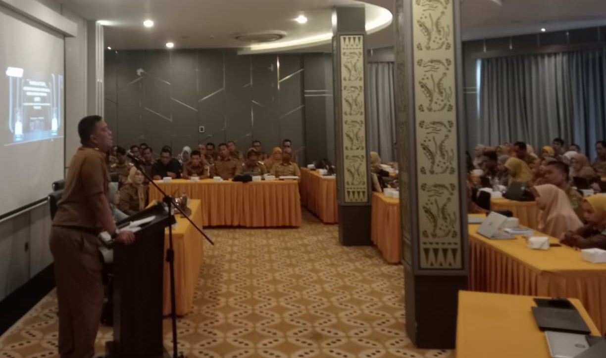 Wakil Bupati Penukal Abab Lematang Ilir [Wabup PALI] Iwan Tuaji SH membuka bimbingan teknis Sistem Akuntabilitas Kinerja Instansi Pemerintah [Bimtek SAKIP], berlangsung di Ballroom Hotel Srikandi, Talang Ubi pada Selasa 11 November 2025.