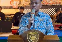 Anggota Komisi ll DPRD OKU Timur Muhamad Irfanjid saat memberikan sambutan dalam gelaran Hari Jadi Desa Teko Rejo [Tuan Ulung] dengan dibalut pagelaran Wayang Kulit asal Cilacap Jateng.