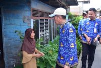 Usai bertemu Menteri Perumahan dan Kawasan Permukiman [PKP] Maruarar Sirait dan Kepala BPS Amalia Adininggar Widyasanti, Ratu Dewa turun langsung meninjau lokasi pemukiman padat penduduk di Jalan Pangeran Sidoing Lautan, Kelurahan Karanganyar, Kecamatan Gandus, pada Senin 17 November 2025.