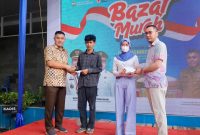 Sekretaris Daerah Kota Palembang, Aprizal Hasyim bersama Plt Kadis PUPR Kemas Haikal dalam aksi sosial Hari Bakti PU ke-80 di halaman Kantor PUPR Palembang.
