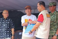 Wali Kota Palembang Ratu Dewa secara simbolis melepas 10 armada bantuan kemanusiaan, di halaman Kambang Iwak, Jumat 5 Desember 2025.