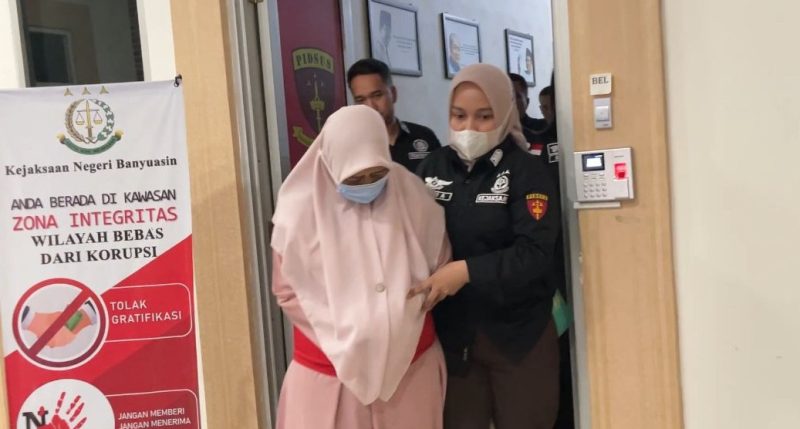 Kepala Kejaksaan Negeri Banyuasin bersama Tim Pidsus menggebrak mantan Kasi Kesehatan Keluarga dan Gizi Masyarakat Dinas Kesehatan [Dinkes] sekaligus Bendahara PMI Banyuasin, berinisial W, ditahan atas dugaan penyimpangan dana hibah 2019-2021.
