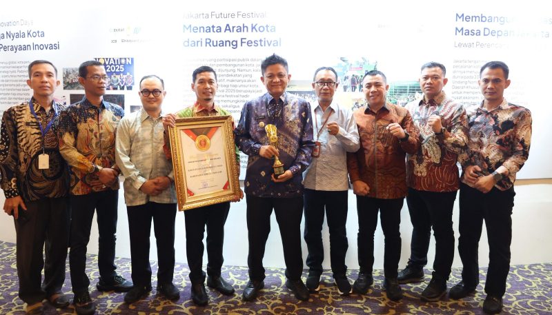 Bupati OKU Timur Ir H Lanosin MT MM menerima Penghargaan Klaster Kabupaten Sangat Inovatif dalam ajang bergengsi Innovative Government Award [IGA] oleh Kementerian Dalam Negeri Republik Indonesia [Kemendagri RI].