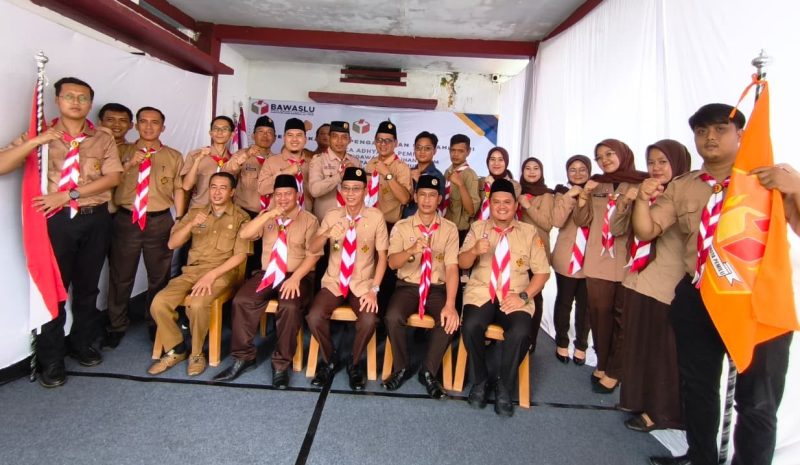 Badan Pengawas Pemilu Ogan Komering Ulu Timur [Bawaslu OKU Timur] menggelar kegiatan pelantikan Pengurus dan pengambilan sumpah/janji Saka Adhyasta periode 2025-2030 bersama Kwartir Cabang Gerakan Pramuka OKU Timur di halaman kantor Bawaslu OKU Timur, Selasa 23 Desember 2025.