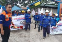 Para pekerja Koperasi TKBM Palembang menggelar aksi unjuk rasa di halaman kantor Kesyahbandaran dan Otoritas Pelabuhan [KSOP] Kelas I Palembang.