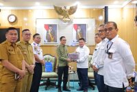 Audiensi antara Wali Kota Palembang, Ratu Dewa, dan General Manager PT Pelabuhan Indonesia [Persero] Regional 2 Palembang, Nunu Husnul Khitam, berlangsung pada Senin 5 Januari 2025, di Ruang Audiensi Lantai 8 Kantor Sekretariat Daerah Kota Palembang.