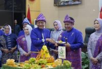 Bupati OKU Timur Ir H Lanosin MT MM memberikan potongan nasi tumpeng Hari Jadi le-22 Kabupaten OKU Timur kepada Gubernur Sumsel H Herman Deru pada Senin 19 Januari 2026.