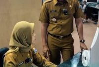 Kepala DPMPTSP Andrianus Amri SSTP MSi tengah monitoring staf mall pelayanan publik. [Foto Ist-WI]