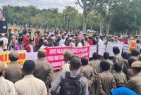 Ratusan warga Sungai Gerong Banyuasin kembali turun ke jalan, Rabu 21 Januari 2026 menuntut kejelasan status lahan yang mereka tempati namun masih tercatat sebagai aset badan usaha milik negara [BUMN].