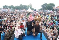 Pemerintah Kabupaten [Pemkab] OKU Timur menggelar Hiburan Rakyat, berlangsung semarak dan meriah di Lapangan KONI Belitang, Rabu, 21 Januari 2026.