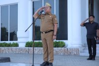 Wakil Bupati Asahan, Rianto SH MAP, memimpin Apel Gabungan perdana di awal Tahun 2026 yang berlangsung di Halaman Kantor Bupati Asahan, Senin 5 Januari 2026.