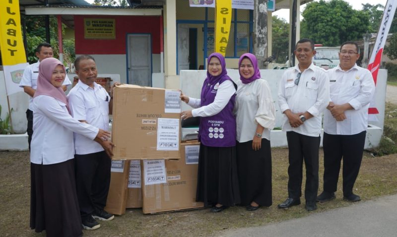 Ketua Tim Pembina [TP] Posyandu Kabupaten Asahan menyerahkan bantuan berupa 5 unit meja dan 10 unit kursi kepada Saung Posyandu Cemara III di Desa Rahuning, Kecamatan Rahuning, Posyandu Sakura di Desa Sengon Sari, serta Posyandu Kelapa Gading di Desa Sijabut, Kecamatan Air Batu, Rabu 7 Januari 2026.