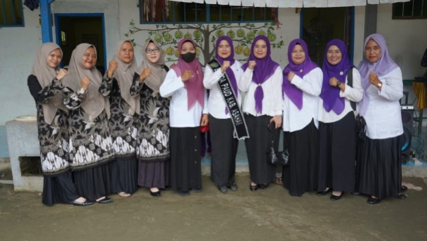 Yusnila Wati, Bunda PAUD sekaligus Ketua Tim Pembina [TP] Posyandu Kabupaten Asahan, melakukan kunjungan kerja ke PAUD dan Posyandu di beberapa kecamatan, Kamis 8 Januari 2026, dalam rangka membina pendidikan anak usia dini serta meningkatkan layanan kesehatan ibu dan anak.