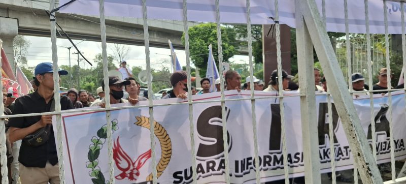 Aksi demonstrasi Suara Informasi Rakyat Sriwijaya [SIRA] dan Pemantau Situasi Terkini [PST] di depan Kantor Kejati Sumsel, Rabu 11 Februari 2026.