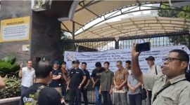 Dugaan skandal dana alokasi khusus [DAK] tahun anggaran 2023 Dinas Pendidikan Kabupaten Ogan Komering Ilir senilai Rp45,4 miliar kembali menggelegar dan digaungkan Suara Informasi Rakyat Sriwijaya [SIRA] bersama Pemerhati Situasi Terkini [PST] di depan kantor Kejaksaan Agung Republik Indonesia [Kejagung RI] pada Selasa 24 Februari 2026.