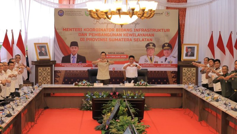 Menteri Koordinator Bidang Infrastruktur dan Pembangunan Kewilayahan, Agus Harimurti Yudhoyono [AHY], duduk bersama Gubernur Sumsel H Herman Deru, Walikota Palembang Ratu Dewa, serta seluruh kepala daerah se-Sumsel untuk membahas percepatan pembangunan strategis.