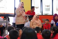 85 siswa-siswi TK Dharma Wanita II menyambut kehadiran Ketua Dharma Wanita Persatuan [DWP] Kota Palembang, Hj Ida Royani Aprizal.