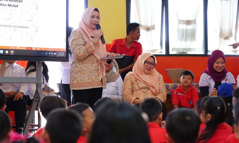 85 siswa-siswi TK Dharma Wanita II menyambut kehadiran Ketua Dharma Wanita Persatuan [DWP] Kota Palembang, Hj Ida Royani Aprizal.