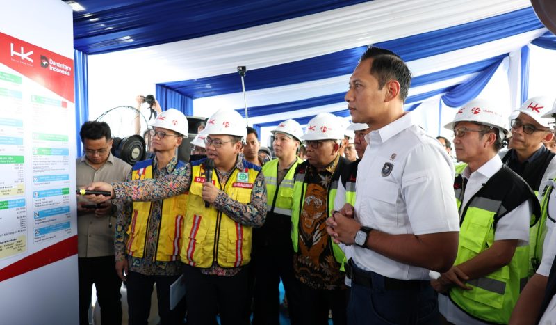 Menteri Koordinator Bidang Infrastruktur dan Pembangunan Kewilayahan Agus Harimurti Yudhoyono [AHY] saat meninjau langsung progres pembangunan strategis ruas Tol Palembang Betung, khususnya struktur ikonik Jembatan Musi V didampingi Wakil Gubernur Sumsel, Cik Ujang bersama Walikota Palembang Drs Ratu Dewa Msi, Rabu 11 Februari 2026.