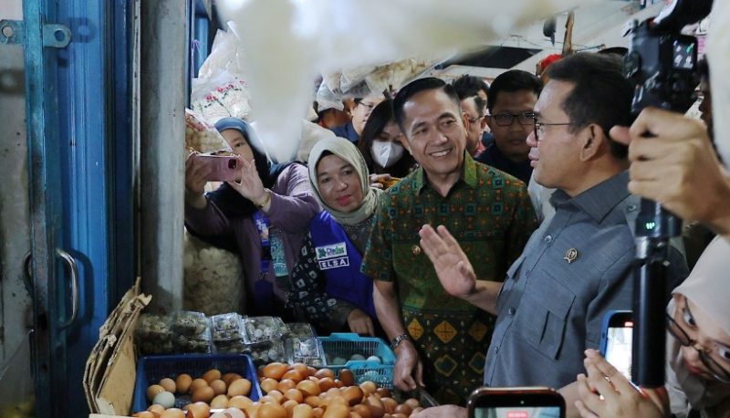 Wali Kota Ratu Dewa mendampingi Menteri Perdagangan [Mendag] RI Budi Santoso memantau harga dan ketersediaan bahan pokok di Pasar KM 5 Palembang, Kamis 12 Februari 2026.