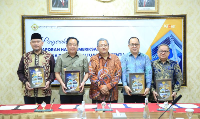 Wakil Gubernur Sumatera Selatan [Wagub Sumse] H Cik Ujang menerima Laporan Hasil Pemeriksaan dari Kepala Badan Pemeriksa Keuangan [LHP BPK Perwakilan Sumatera Selatan, Rio Tirta, di Kantor BPK Perwakilan Sumsel, Palembang, Jumat 13 Februari 2026.