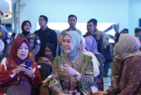 Ketua Dewan Kerajinan Nasional Daerah Provinsi Sumatera Selatan [Dekranasda Sumsel] sekaligus Ketua Tim Penggerak PKK Provinsi Sumsel, Febrita Lustia Herman Deru [Feby Deru] menghadiri gelaran Fashion Show Zaya Raya Series ke-4 bertajuk “Jelita Sriwijaya” yang digelar di Palembang Icon Mall, Jumat 13 Februari 2026.