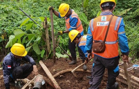 Tim teknis PLN bergerak cepat melakukan manuver jaringan hingga perbaikan Saluran Kabel Tegangan Menengah [SKTM] demi mempercepat pemulihan dan menjaga keandalan sistem kelistrikan.