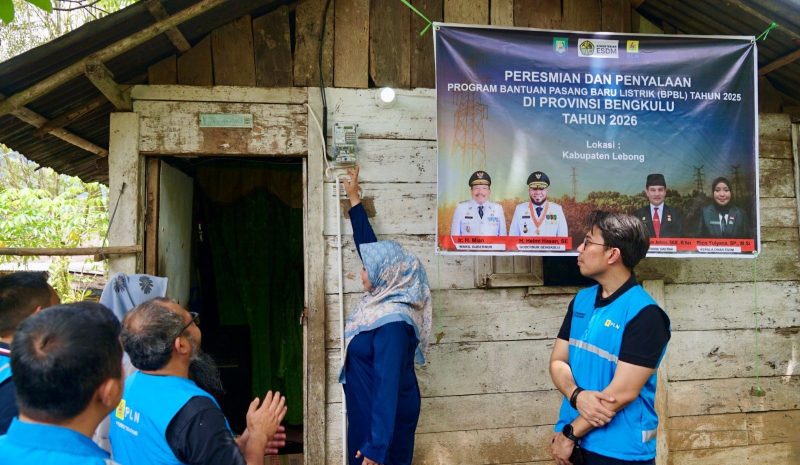 Simbolis penyalaan listrik di salah satu rumah penerima manfaat program BPBL di Kabupaten Lebong, Bengkulu.