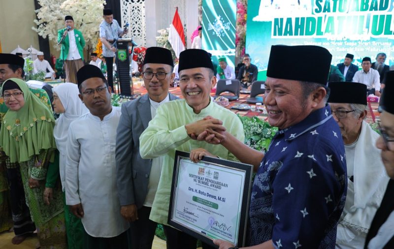 Wali Kota Palembang, Drs H Ratu Dewa MSi menerima penghargaan sebagai Tokoh Pengayom Nahdlatul Ulama [NU] Kota Palembang dalam Resepsi Satu Abad Nahdlatul Ulama dan Penganugerahan NU Sumsel Award, digelar di Gedung Graha Bandara Insani Talang Jambe, Minggu 16 Februari 2026.