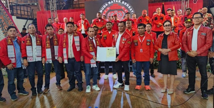 Ketua Umum Pemuda Batak Bersatu [PBB], Lambok F Sihombing SPd, resmi melantik pengurus PBB DPD Jawa Barat periode 2025–2030, Senin 16 Fenruari 2026, di GOR Saparua, Jalan Banda nomor 28, Citarum, Kecamatan Bandung Wetan, Kota Bandung.