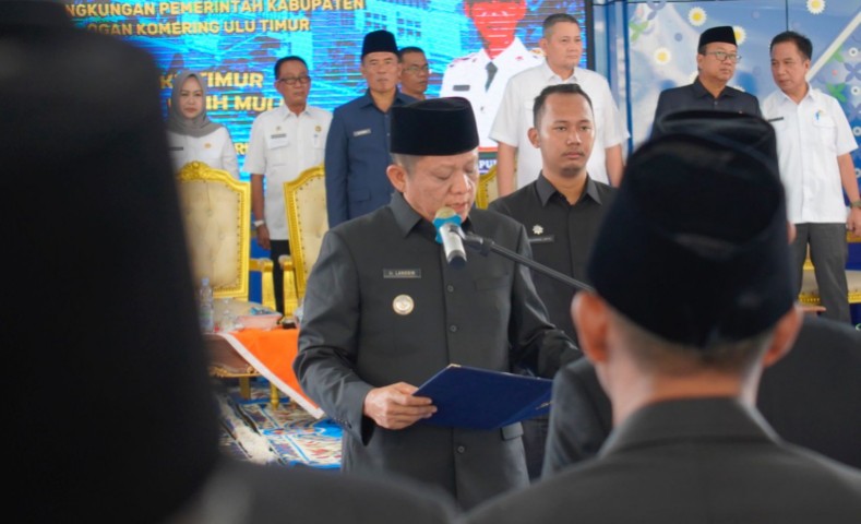 Bupati OKU Timur, Ir H Lanosin MT MM melantik dan mengambil sumpah 36 pejanat Eselon II hingga IV pada 18 Februari 2026.