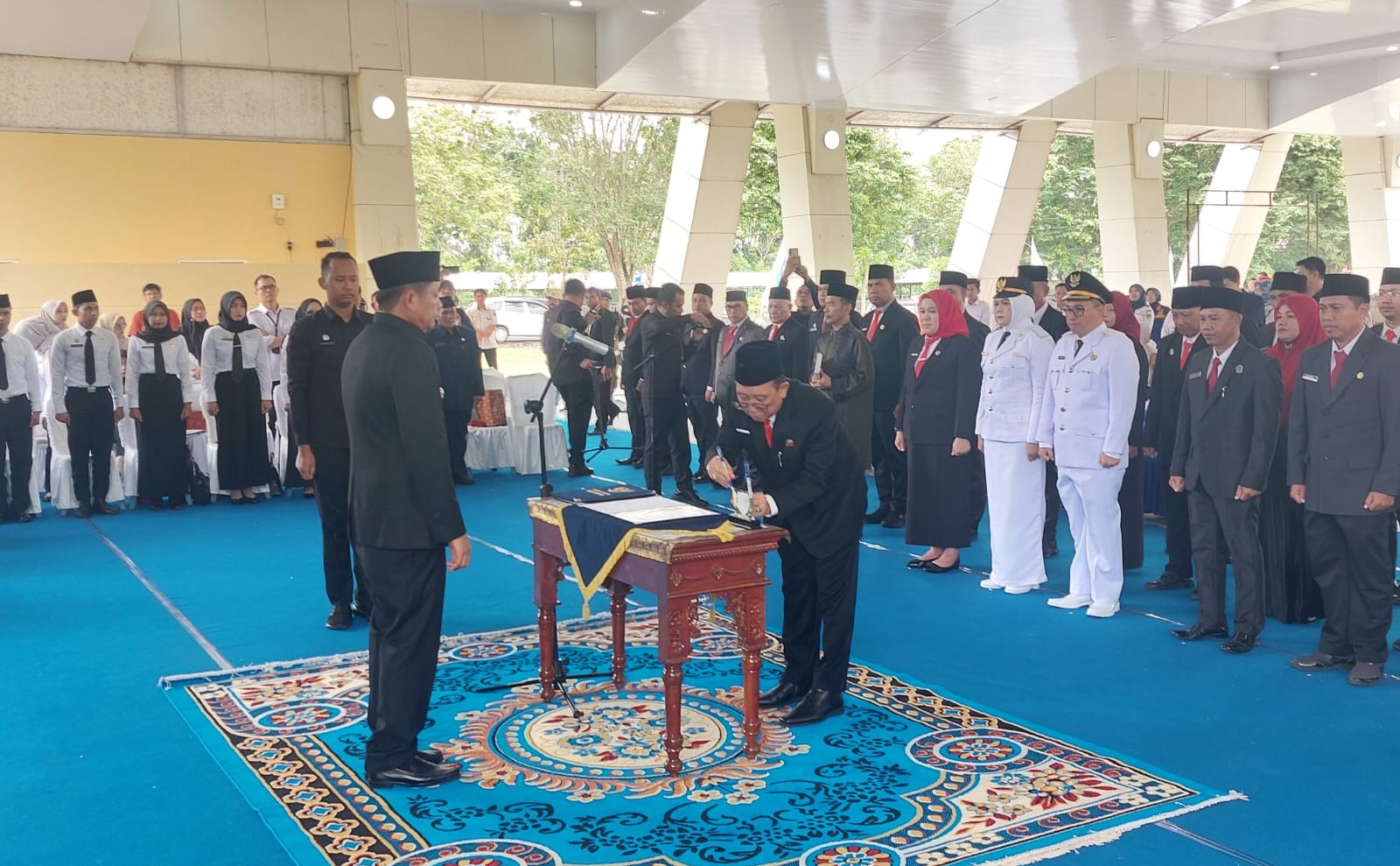 Bupati OKU Timur, Ir H Lanosin MT MM melantik dan mengambil sumpah 36 pejanat Eselon II hingga IV pada 18 Februari 2026.
