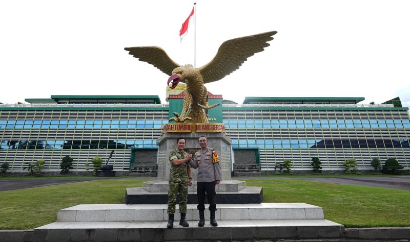 Kapolda Sumsel Irjen Pol Dr Sandi Nugroho SIK SH MHum bersalam komando bersama Pangdam II Sriwijaya Mayjen TNI Ujang Darwis MDA.