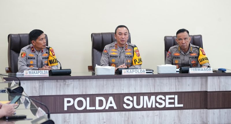 Kapolda Sumsel Irjen Pol Dr Sandi Nugroho SIK SH MHum memimpin rapat pemantapan di Ruang Vicon Gedung Presisi Mapolda Sumsel, Jumat 20 Februari 2026.
